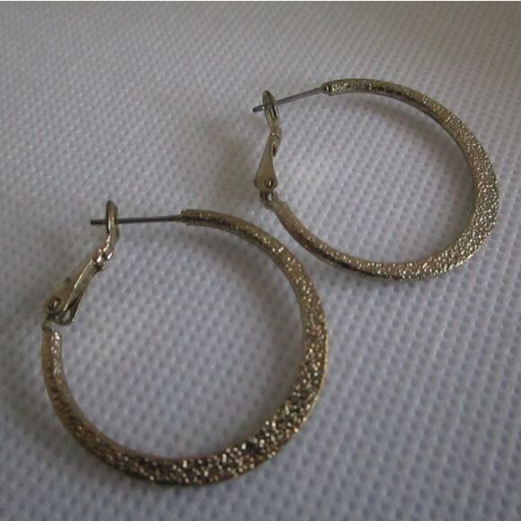 Vintage 80s/90s Gold Tone Hoop Earrings Textured Glitter Finish 1in Latch Back - Picture 14 of 17
